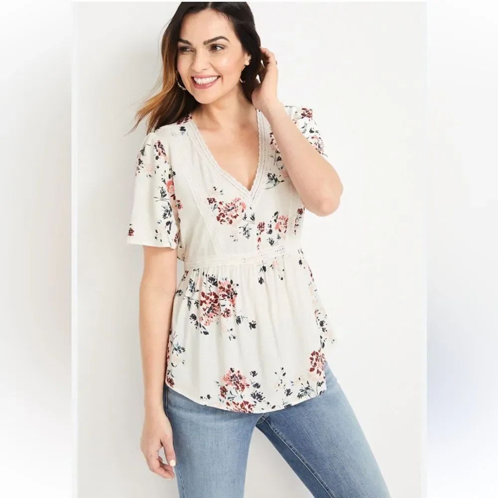 maurices L White Burgundy Floral Crochet Trim Short Sleeve V-Neck Babydoll Top